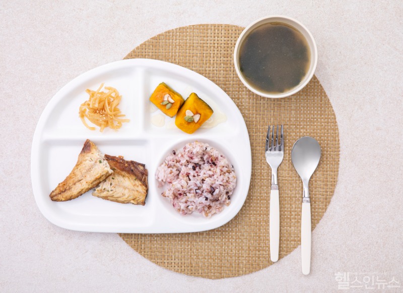 밥은 잡곡을 섞고 담백한 생선 구이 혹은 두부 구이로 단백질을 곁들인다. 식사 전 올리브오일을 두른 샐러드까지 함께 하면 더욱 좋다. (클립아트코리아)