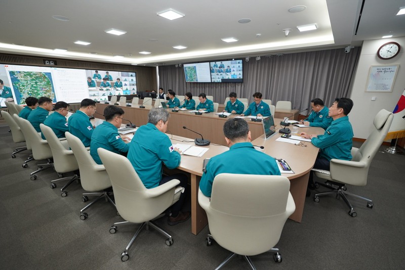 한문희 코레일 사장(사진 맨 오른쪽)이 26일 대전사옥 영상회의실에서 ‘산불 대응을 위한 비상수송대책회의’를 열었다. /코레일