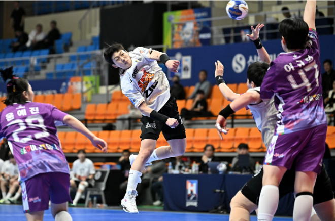 SK슈가글라이더즈 유소정이 점프슛을 하고 있다