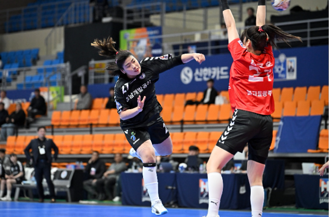 경남개발공사 최지혜가 점프슛을 하고 있다