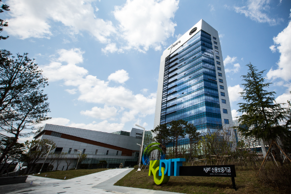 신용보증기금(이사장 최원목)이 지난 26일 국민·우리·하나은행과 ‘실물경제 회복 및 산업 경쟁력 강화를 위한 금융지원 업무협약’을 체결하고 경쟁력과 기술력을 갖춘 중소기업 지원에 나선다고 27일 밝혔다. ⓒ 신용보증기금