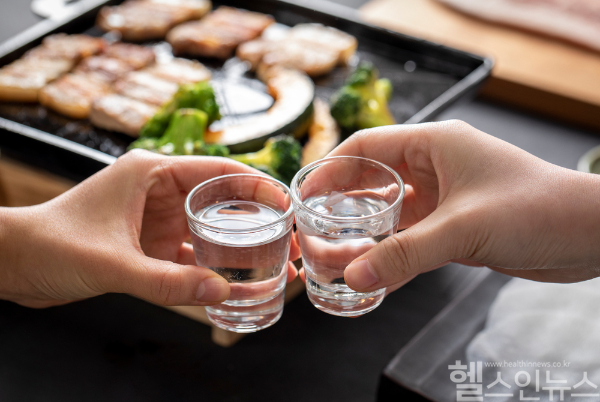 대학생의 잘못된 음주 습관은 위식도 역류질환을 초래할 수 있으며, 조기 진단과 생활습관 개선이 중요하다. (클립아트코리아)