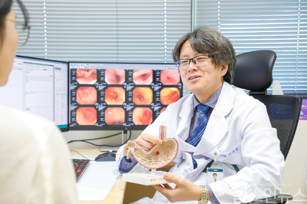 이상진 강릉아산병원 소화기내과 교수가 위식도 역류질환에 대해 설명하고 있다. (강릉아산병원 제공)