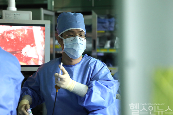황동원 일산백병원 산부인과 교수가 복경경 수술을 집도하고 있는 장면 (일산백병원 제공)