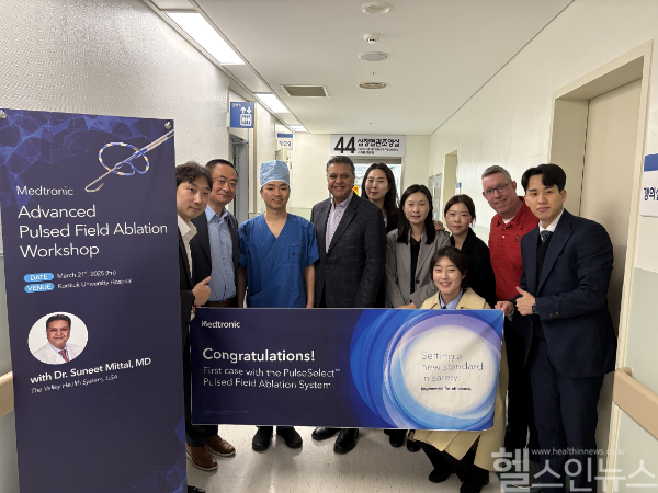 권창희 건국대병원 심장혈관내과 교수팀이 부정맥 치료 분야의 세계적인 권위자인 Dr. Suneet Mittal과 함께 국내 첫 ‘펄스장 절제술’을 선보였다((중앙)권창희 교수와 Dr. Suneet Mittal 박사) (건국대병원 제공)