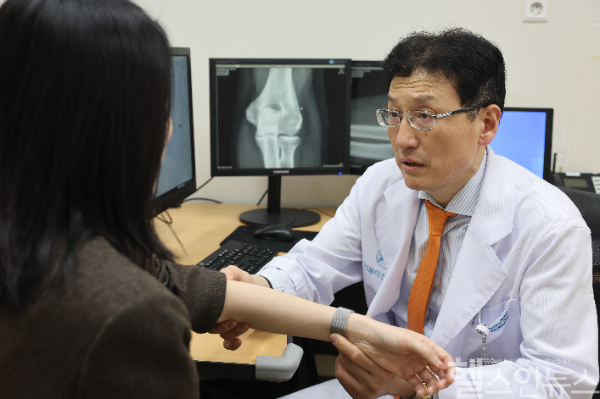 전인호 서울아산병원 정형외과 교수가 테니스엘보 환자를 진료하고 있다. (서울아산병원 제공)