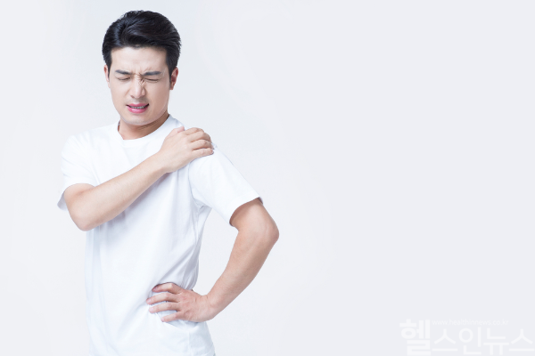 어깨 통증을 예방하려면 운동 전 스트레칭과 적당한 운동이 중요하며, 회전근개 부분 파열 시 콜라겐 주사치료가 효과적인 대안이 될 수 있다. (클립아트코리아)