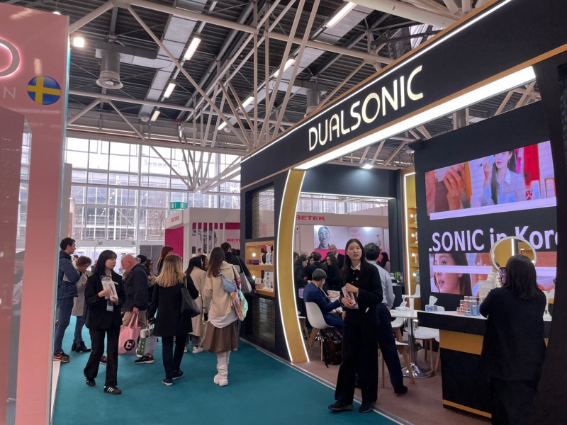 듀얼소닉이 이태리에서 열린 코스모프로프 볼로냐 전시회에서 듀얼소닉 맥시멈, 프로페셔널 알파, 이펙트, 뷰티루틴 등 뷰티 디바이스부터 이너뷰티, 코스메틱까지 다양한 라인업을 선보였다. 부스 방문객들이 제품을 체험하고 있는 모습.