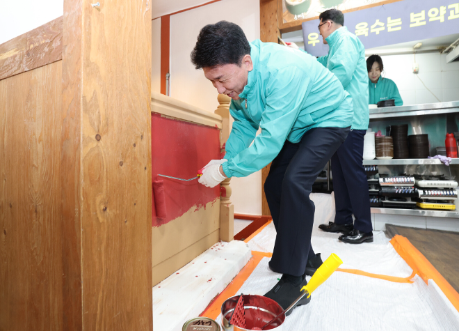 지난 26일 소상공인 사업장을 찾은 함영주 회장(사진 가운데)이 그룹 임직원들과 함께 실내 보수 지원활동을 펼쳤다.ⓒ하나금융그룹