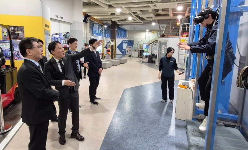 김현중 안전보건공단 이사장(맨 왼쪽)이 27일 제천안전체험교육장을 방문해 추락 체험설비 시연을 관람하고 있다./안전보건공단 충북북부지사