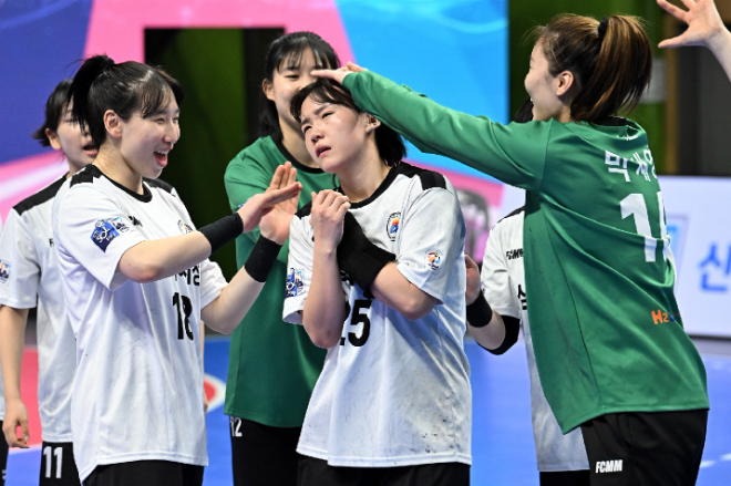 삼척시청 강주빈이 경기 MVP 선정 후 동료들에게 축하받고 있다 이날 강주빈은 개인통산 300득점을 돌파하였다.