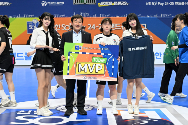 경기 MVP 삼척시청 강주빈(시상자는 삼척시의회 권정복 의장)