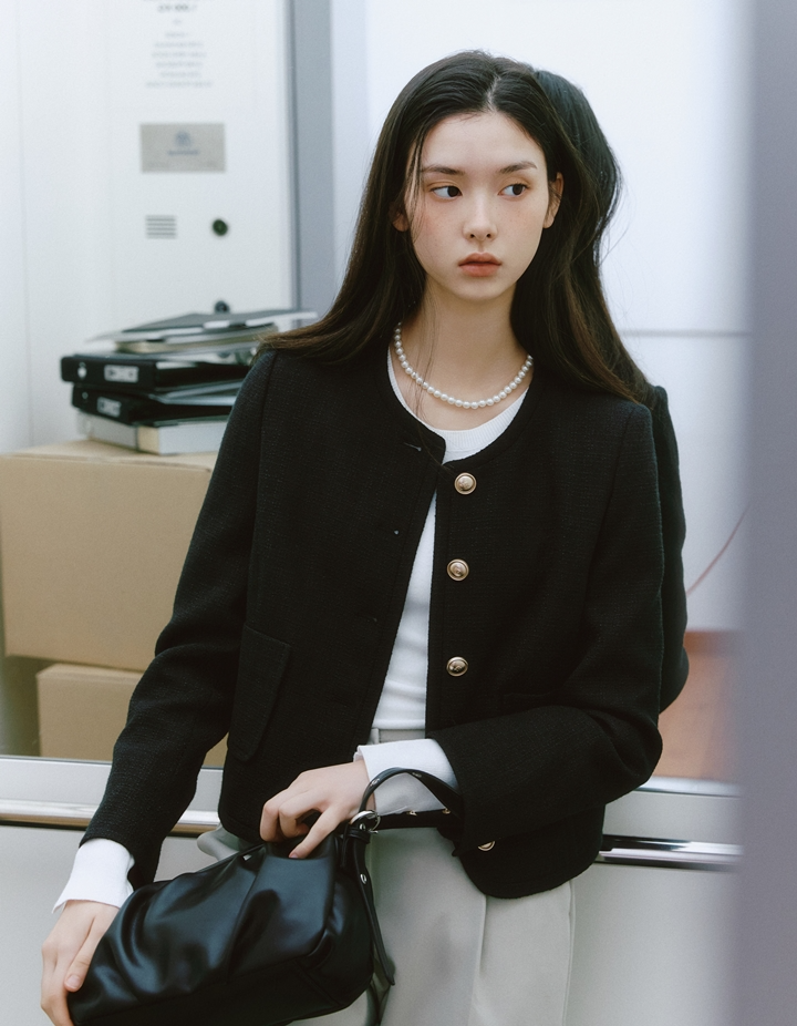 이랜드월드(대표 조동주)의 여성복 브랜드 로엠(ROEM)이 시그니처 격식 라인인 트위드 재킷과 원피스의 온라인 매출이 크게 증가한 것으로 나타났다. (이랜드월드 제공)