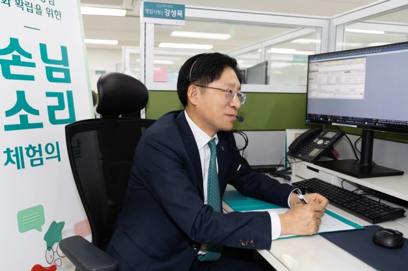 영업사원 1호 강성묵 하나증권 대표이사가 손님 소리 체험의 날에 참여해 손님과 상담하고 있다./하나증권