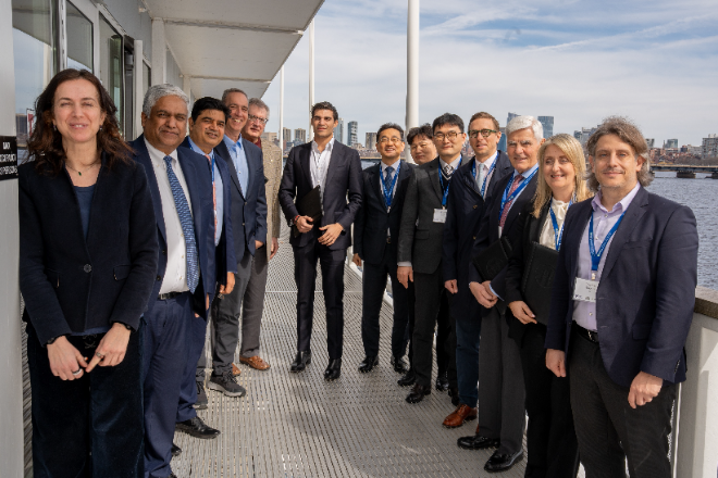 HD한국조선해양은 지난 18일(현지시간) 미국 MIT에서 'MIT 조선해양 컨소시엄' 발족식을 열었다. 컨소시엄 참가 기업·기관 관계자들이 기념촬영을 하는 모습 ⓒHD한국조선해양