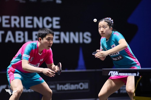 WTT 인도 대회 혼복에 출전한 신유빈(오른쪽)과 임종훈