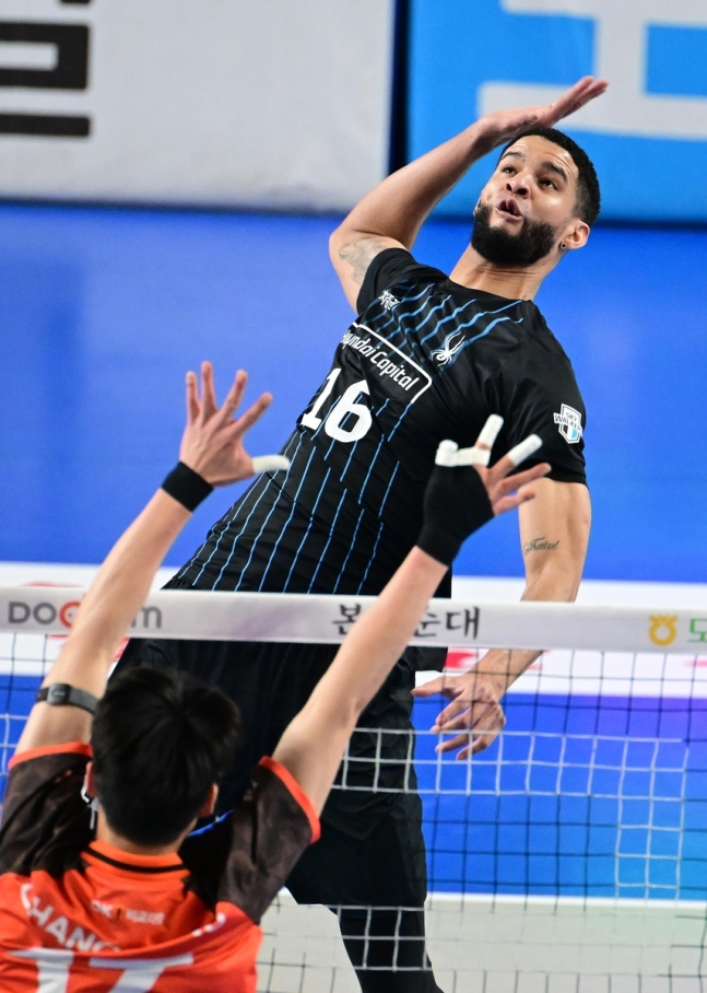 공격하는 현대캐피탈의 레오