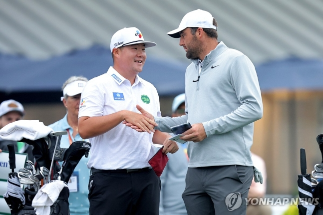 경기 시작 전 인사 나누는 임성재와 스코티 셰플러