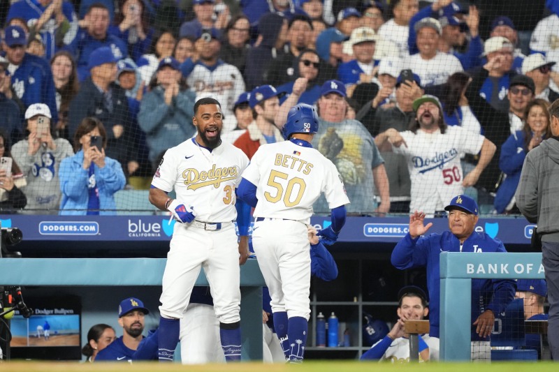 8회 홈런을 치고 더그아웃으로 향하는 베츠(50번)