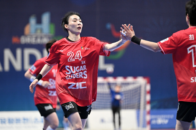 SK슈가글라이더즈 강경민이 득점 후 하이파이브 중이다