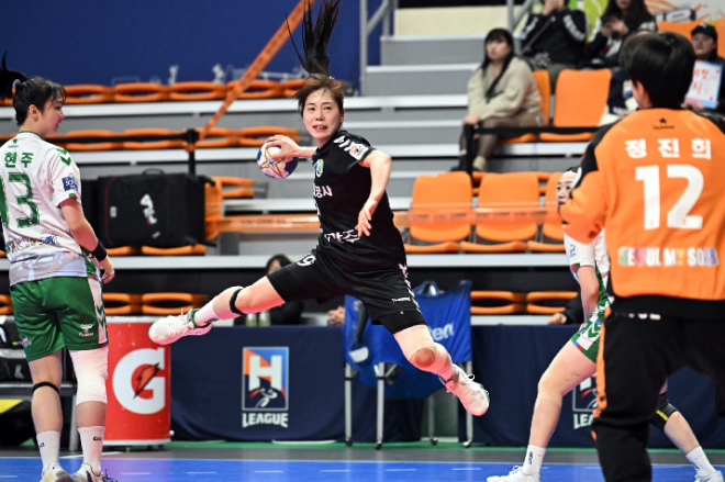 광주도시공사 김금정이 윙슛을 시도 중이다