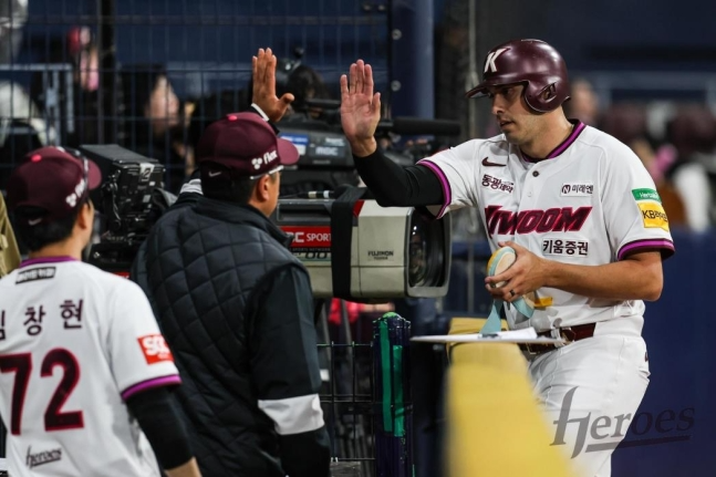 하이파이브하는 카디네스(오른쪽)