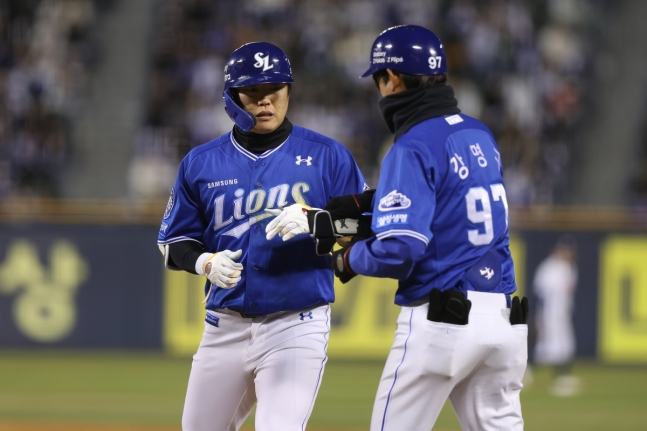 28일 경기에서 안타를 치고 출루한 삼성 류지혁(왼쪽)