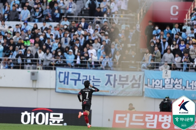 원정 관중석 향해 달려가는 정승원