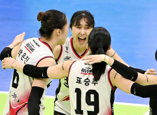 득점 후 기뻐하는 정관장의 세터 염혜선(중앙)