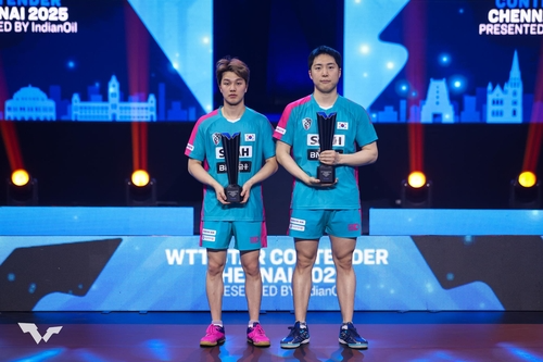 WTT 첸나이 대회 남자복식 우승을 차지한 임종훈(오른쪽)과 안재현