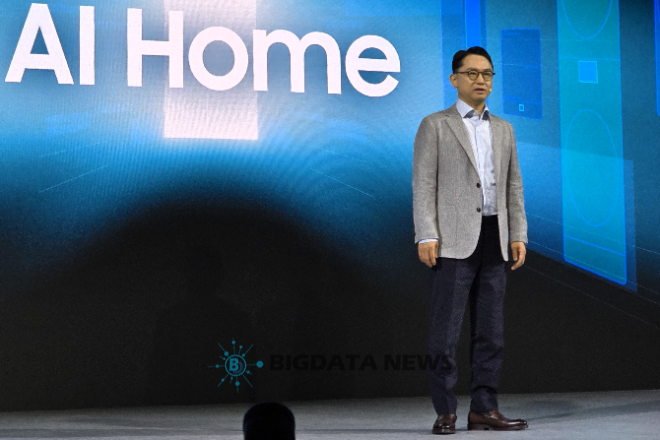 문종승 삼성전자 생활가전(DA)사업부 부사장이 지난 28일 서울 광진구 파이팩토리 스튜디오에서 인공지능(AI) 가전 사업 전략을 발표하고 있다. =성상영 기자