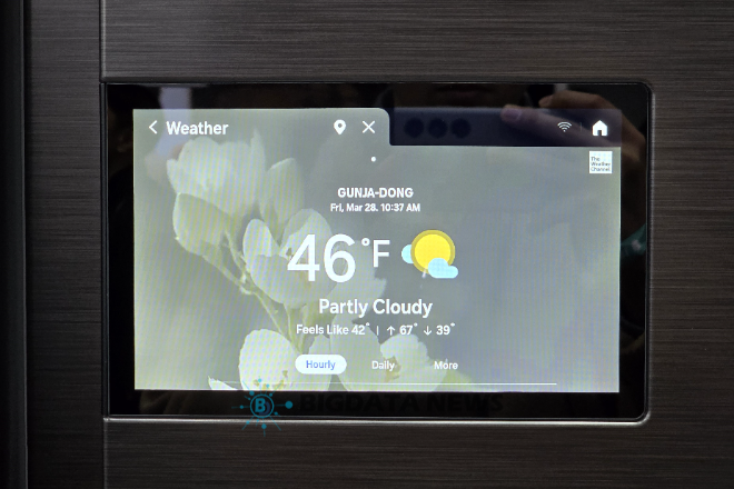 삼성전자 비스포크 AI 냉장고에 9인치 화면이 탑재된 모습. =성상영 기자