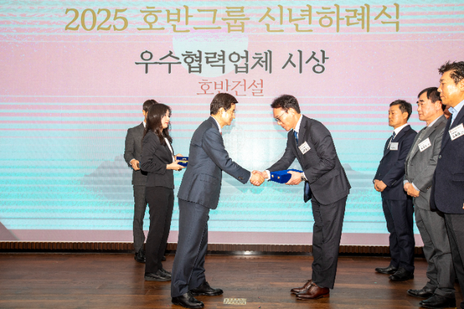2025 우수 협력업체 시상식에서 김선규 호반그룹 회장이 ㈜다울산업개발 김인성 대표에게 감사패를 전달했다. ⓒ호반건설