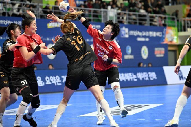 삼척시청 김민서가 런닝슛을 하고 있다.