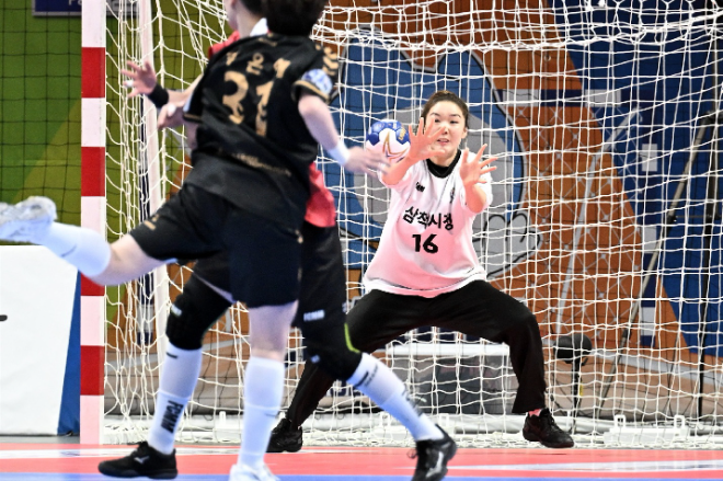 삼척시청 박새영 골키퍼가 선방 중이다.