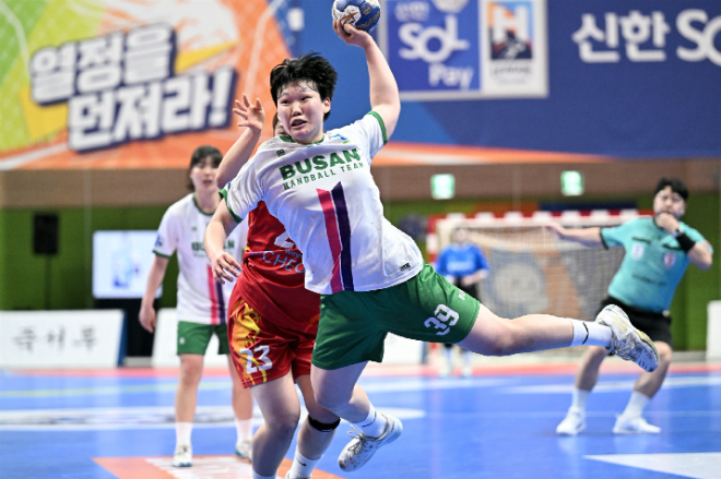 부산시설공단 이혜원이 돌파슛을 하고 있다