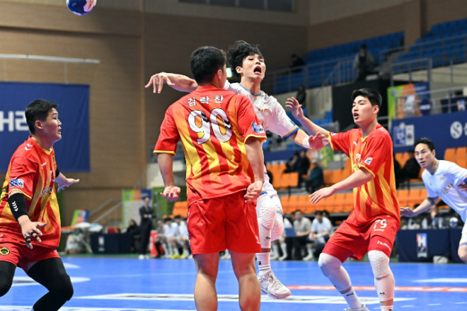 인천도시공사 이요셉이 패인팅 후 패스하고 있다 이날 이요셉은 역대 22호 개인통산 400득점을 달성하였다.