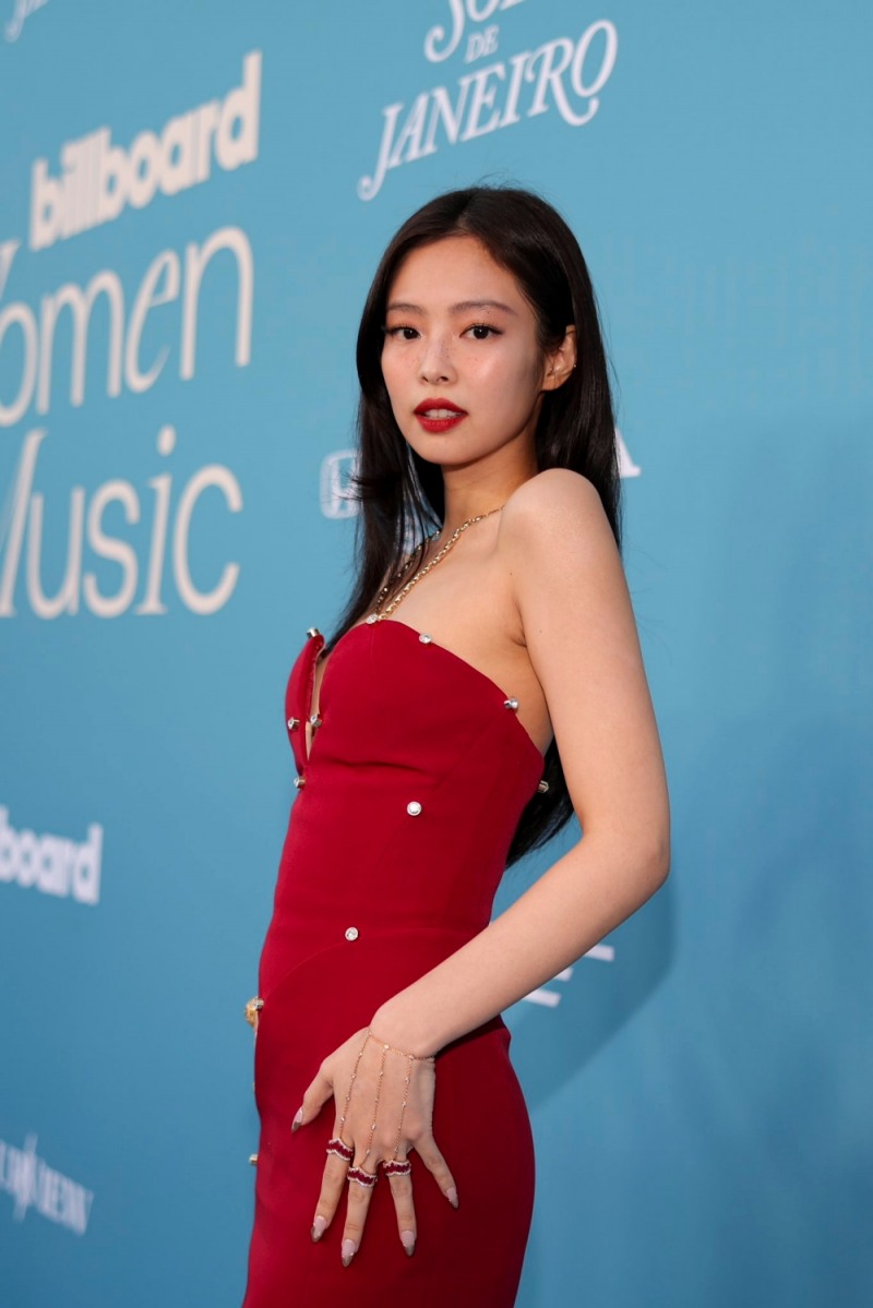 루비로 빌보드 홀린 제니, 美 ‘빌보드 위민 인 뮤직’서 ‘글로벌 포스상’