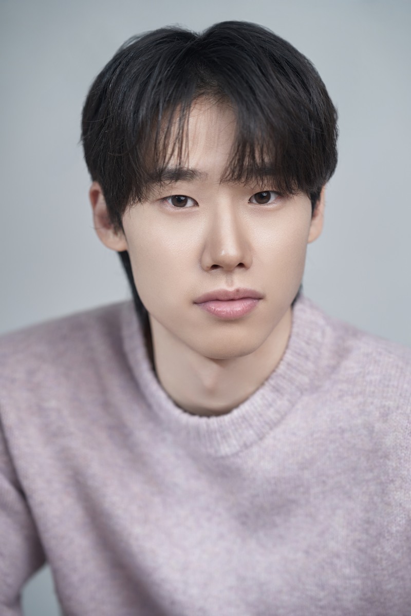 김민, 영화 '로비'로 스크린 컴백…하정우와 호흡