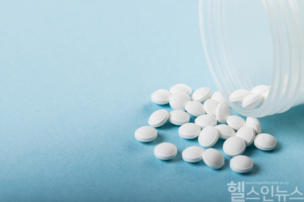 스텐트 시술을 받은 관상동맥 환자에게 평생 복용할 약물로, 아스피린 대신 클로피도그렐이 더 효과적이라는 연구 결과가 발표됐다. (클립아트코리아)