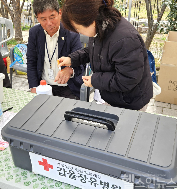 지난 주말 29일부터 30일까지 율하천 만남교 광장 일대에서 진행한 ‘제6회 율하벚꽃축제’에서 갑을장유병원 의료진이 행사 참가 중 다친 주민의 상처를 응급처치 하고 있다. (갑을장유병원 제공)