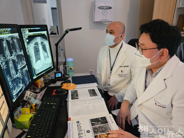 정진호 인천힘찬종합병원 영상의학과 과장이 우즈벡 의사에게 교육을 진행하고 있다. (힘찬병원 제공)