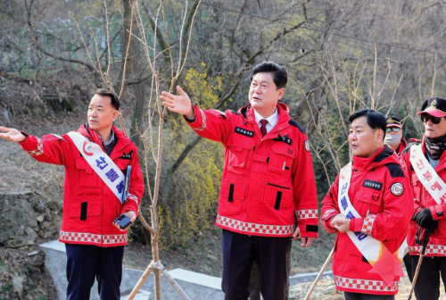 이영훈 구청장이 관내 승학산을 찾아 산불 취약지역을 순찰하고 있다.