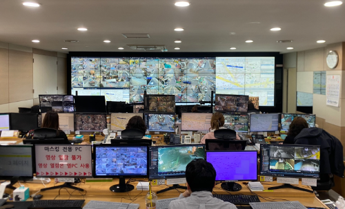 인천미추홀구 CCTV관제실에서 불법 주정차 단속용 폐쇄 회로 텔레비전(CCTV)’을 방범용으로 활용하고 있다.