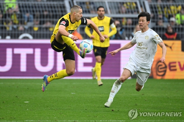 볼을 다투는 마인츠의 이재성(오른쪽)