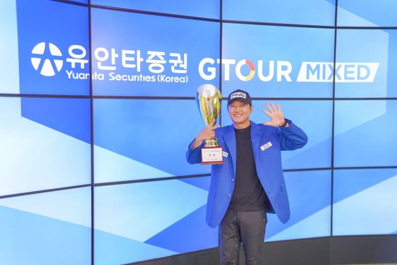 지난 29일(토) 대전 골프존조이마루에서 열린 ‘2025 유안타증권 GTOUR MIXED’ 1차 대회 우승자 하기원이 트로피를 들고 기념사진을 촬영하고 있다.