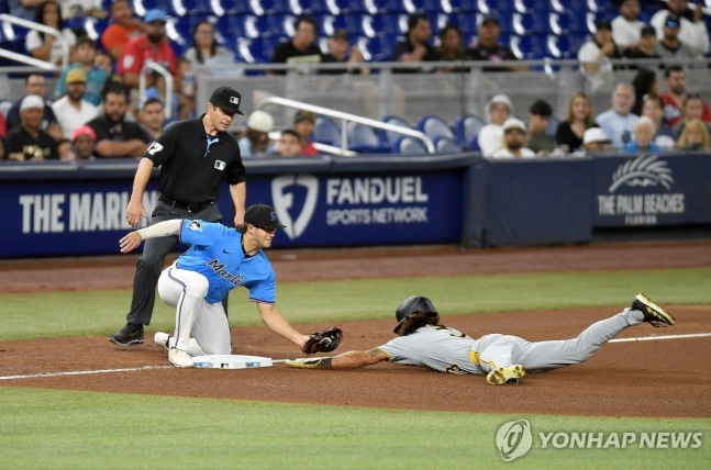 비디오 판독 끝에 3루에서 아웃되는 피츠버그 배지환