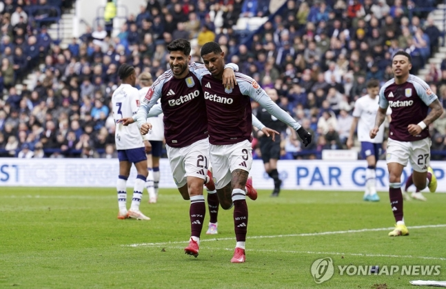골세리머니를 펼치는 애스턴 빌라의 마커스 래시퍼드(오른쪽)