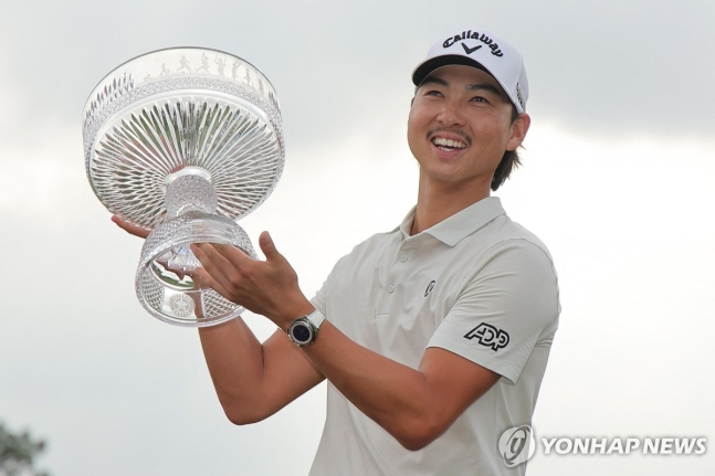 우승컵을 든 이민우