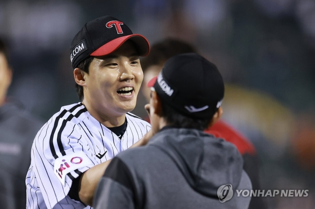 염경엽 감독과 하이파이브하는 임찬규